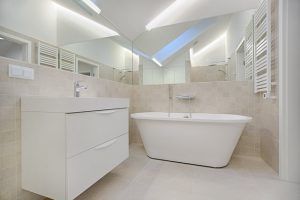 bath tub, vanity mirror, and lavatory features